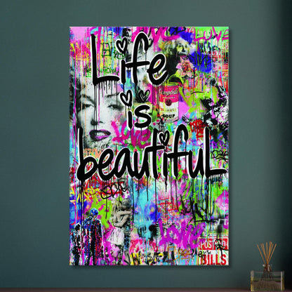 Batman, Captain America, Marilyn Monroe, Albert Einstein und eine Dose von Campbells Soup im Pop Art Stil und dem Spruch "Life Is Beautiful" auf einer Leinwand