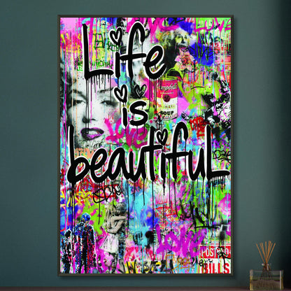 Batman, Captain America, Marilyn Monroe, Albert Einstein und eine Dose von Campbells Soup im Pop Art Stil und dem Spruch "Life Is Beautiful" auf einem Poster im Metallrahmen
