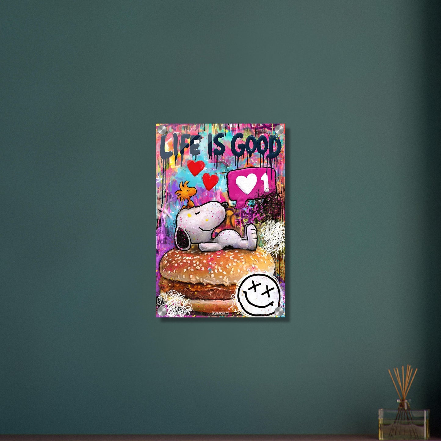 Snoopy liegt auf Burger mit Woodstock und darüber steht Life Is Good im abstrakten Pop Art Stil auf einem Acrylbild