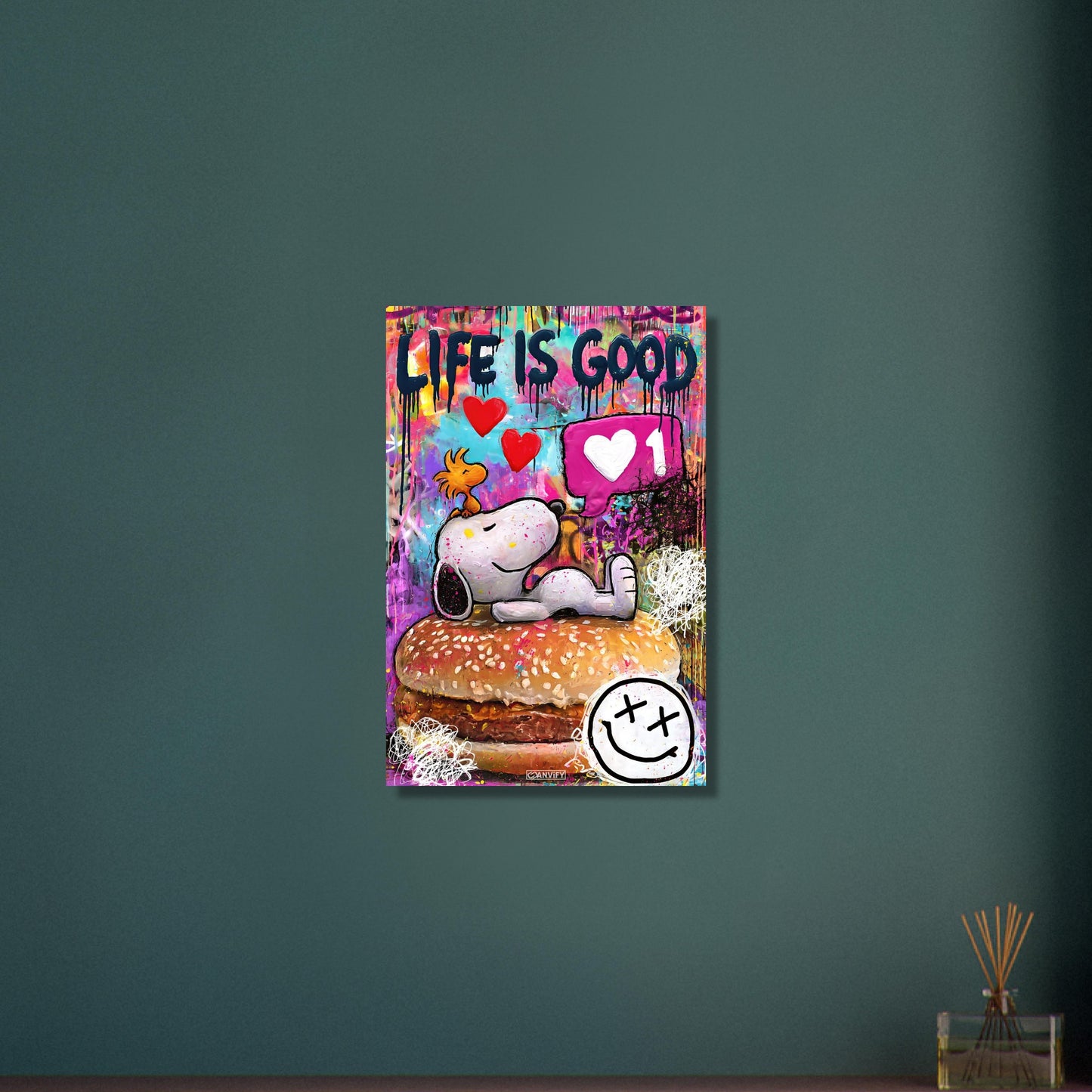 Snoopy liegt auf Burger mit Woodstock und darüber steht Life Is Good im abstrakten Pop Art Stil auf Aluminium