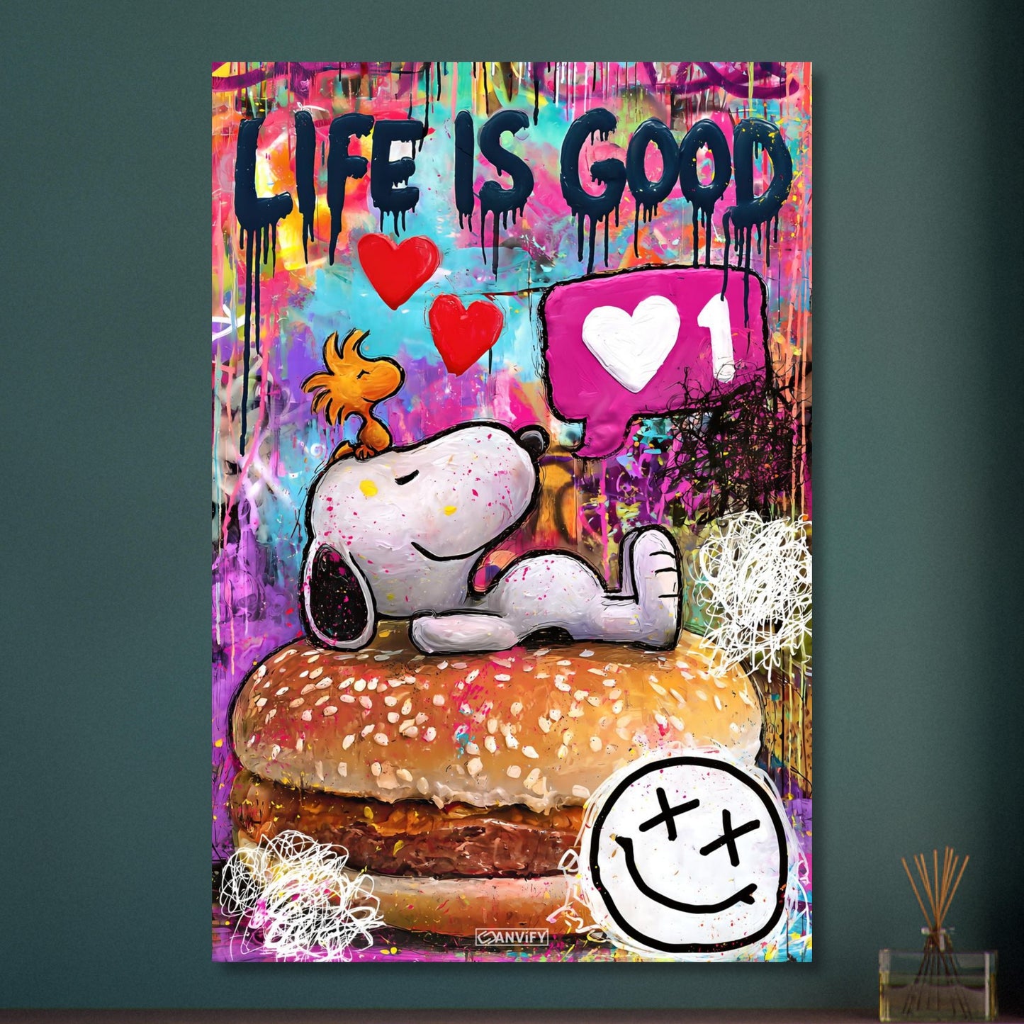 Snoopy liegt auf Burger mit Woodstock und darüber steht Life Is Good im abstrakten Pop Art Stil auf Aluminium