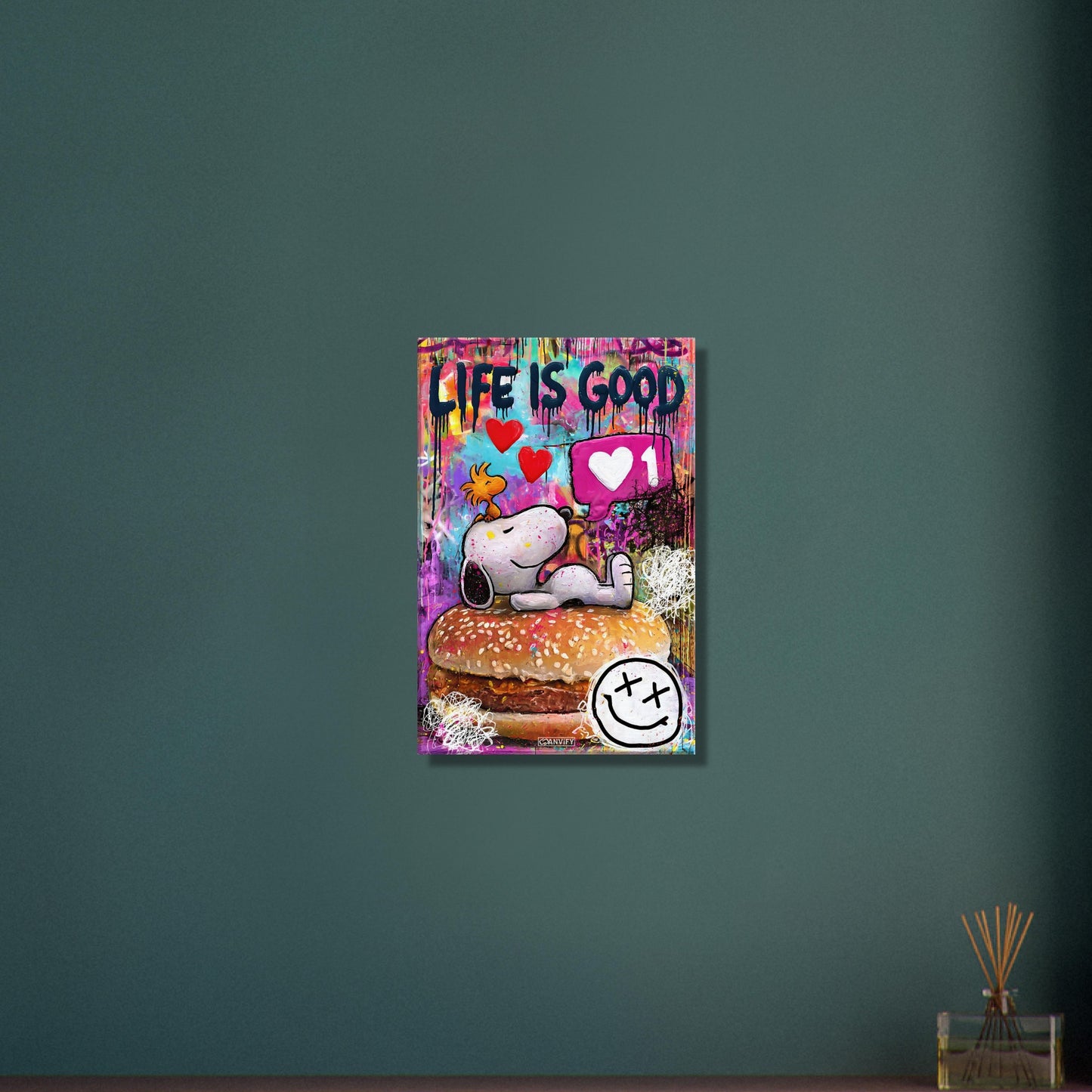 Snoopy liegt auf Burger mit Woodstock und darüber steht Life Is Good im abstrakten Pop Art Stil auf einer Leinwand