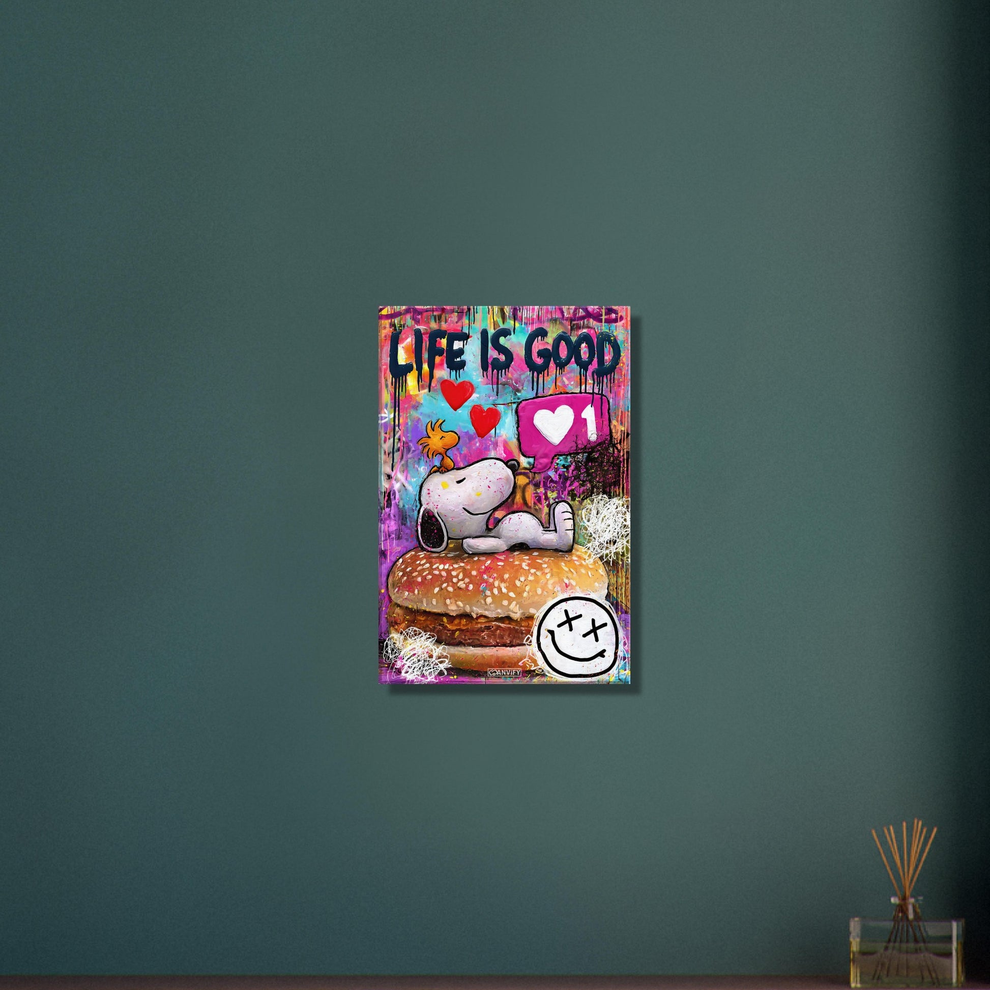 Snoopy liegt auf Burger mit Woodstock und darüber steht Life Is Good im abstrakten Pop Art Stil auf einer Leinwand