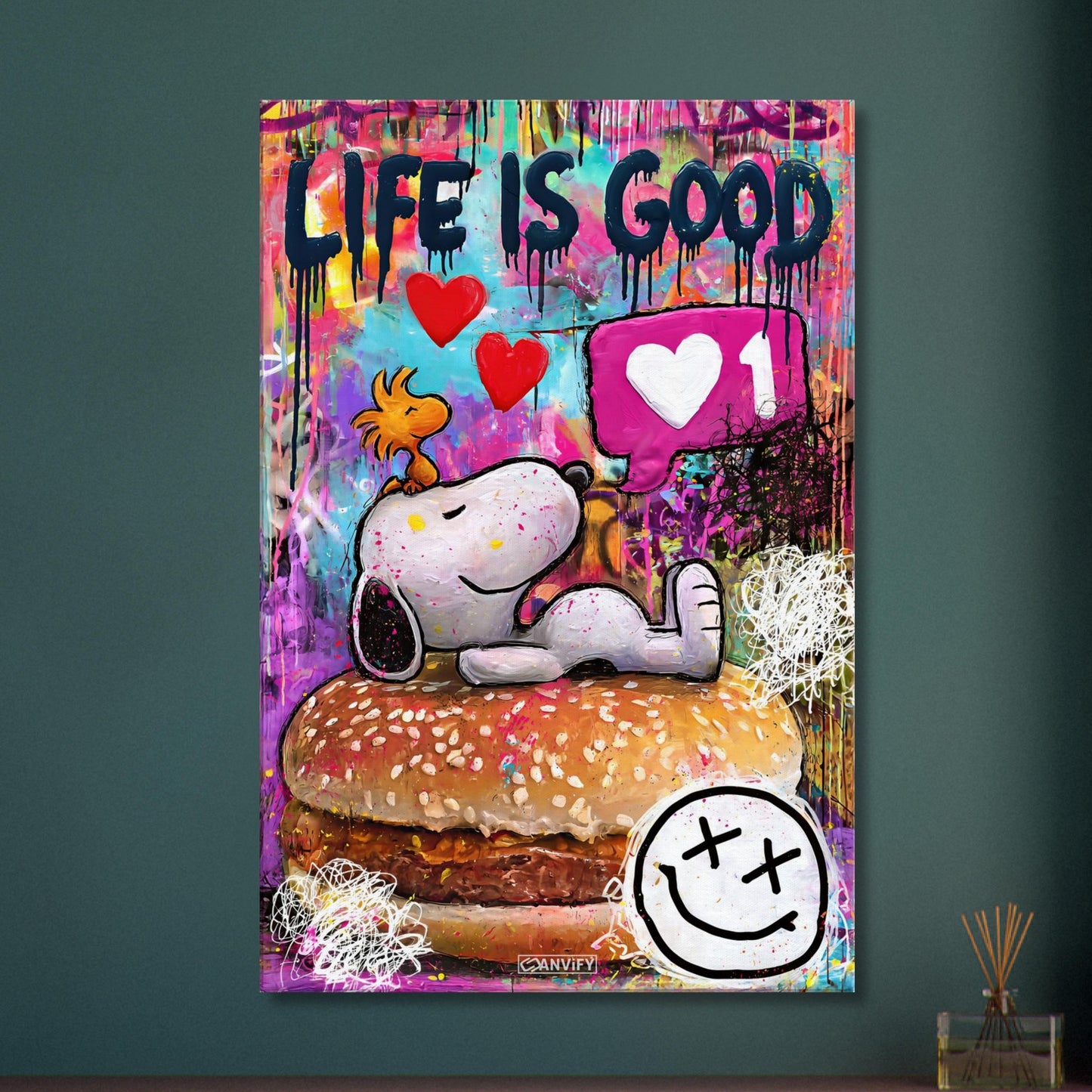 Snoopy liegt auf Burger mit Woodstock und darüber steht Life Is Good im abstrakten Pop Art Stil auf einer Leinwand