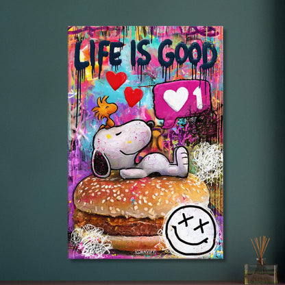 Snoopy liegt auf Burger mit Woodstock und darüber steht Life Is Good im abstrakten Pop Art Stil auf einer Leinwand