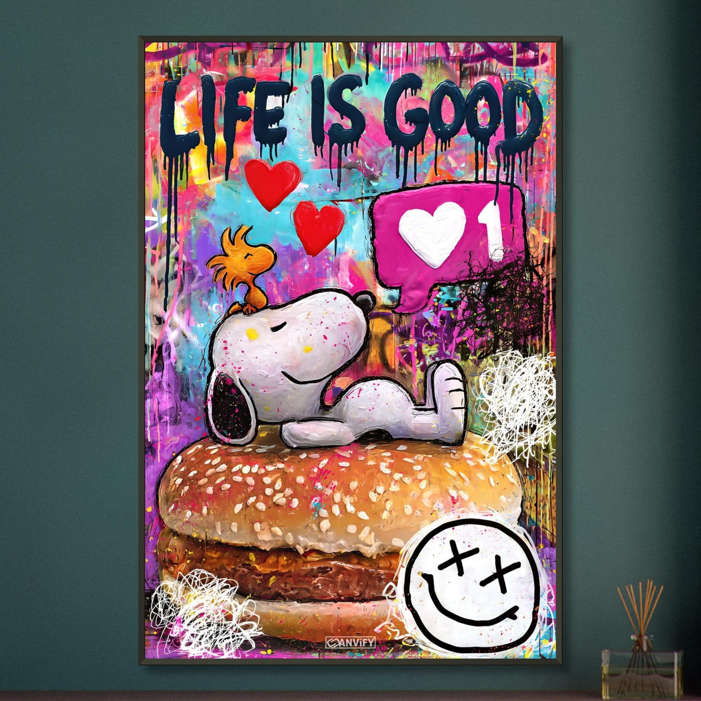 Snoopy liegt auf Burger mit Woodstock und darüber steht Life Is Good im abstrakten Pop Art Stil auf einem Poster im Metallrahmen