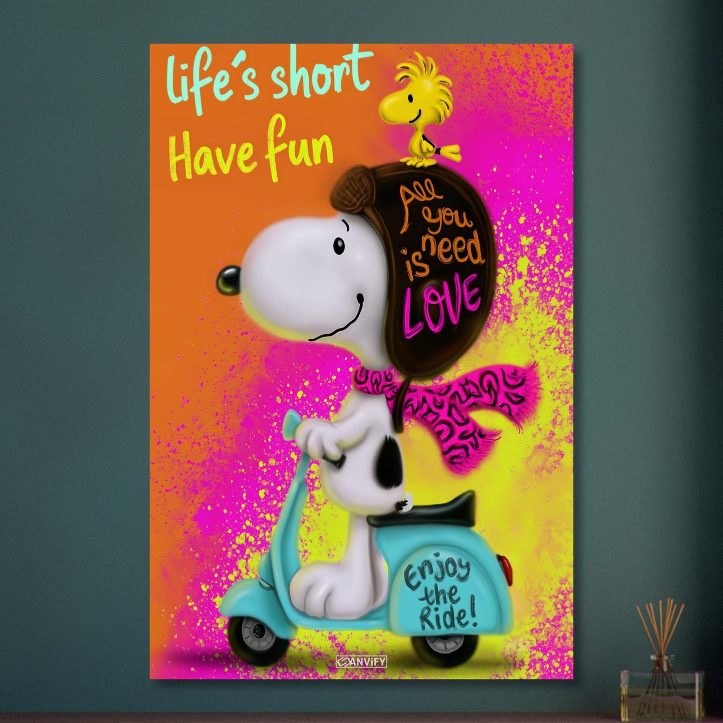 Snoopy mit Woodstock auf einem Moped mit dem Satz Life Is Short Have Fun im Pop Art Stil auf Aluminium