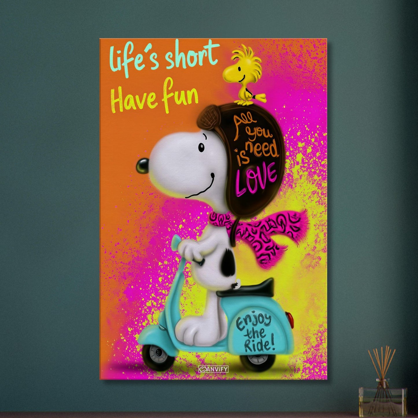 Snoopy mit Woodstock auf einem Moped mit dem Satz Life Is Short Have Fun im Pop Art Stil auf einer Leinwand