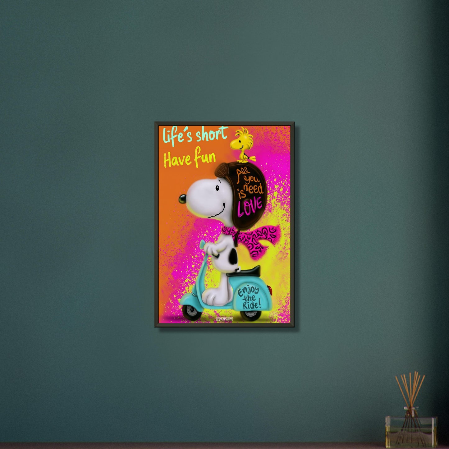Snoopy mit Woodstock auf einem Moped mit dem Satz Life Is Short Have Fun im Pop Art Stil auf einem Poster im Metallrahmen