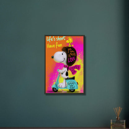 Snoopy mit Woodstock auf einem Moped mit dem Satz Life Is Short Have Fun im Pop Art Stil auf einem Poster im Metallrahmen