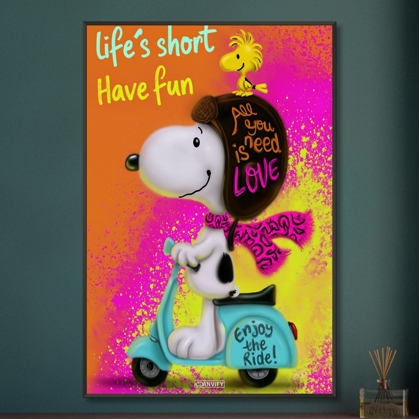Snoopy mit Woodstock auf einem Moped mit dem Satz Life Is Short Have Fun im Pop Art Stil auf einem Poster im Metallrahmen