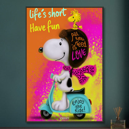 Snoopy mit Woodstock auf einem Moped mit dem Satz Life Is Short Have Fun im Pop Art Stil auf einem Poster im Metallrahmen