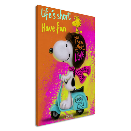 Snoopy mit Woodstock auf einem Moped mit dem Satz Life Is Short Have Fun im Pop Art Stil auf einer Leinwand