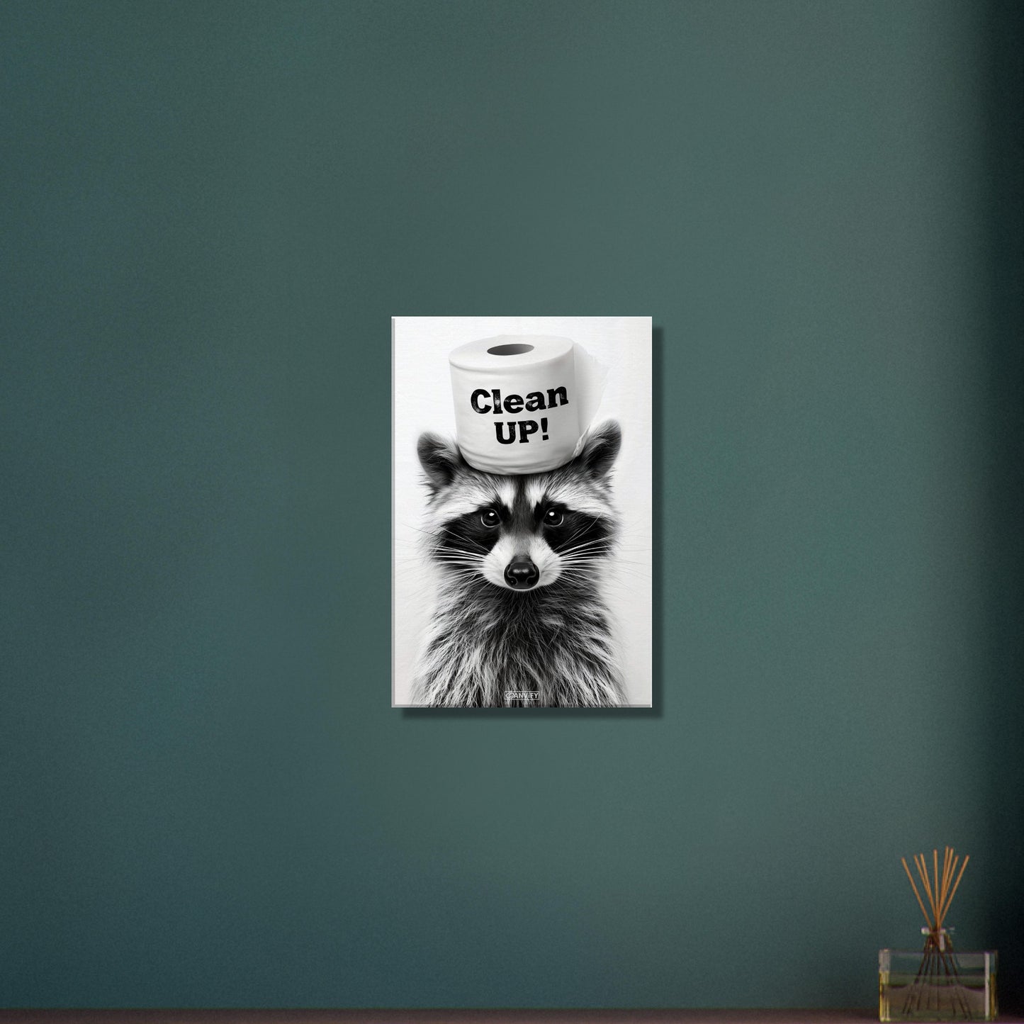 Kleiner Waschbär mit einer Klopapierrolle auf dem Kopf mit dem Spruch "Putzen!" auf einer Leinwand