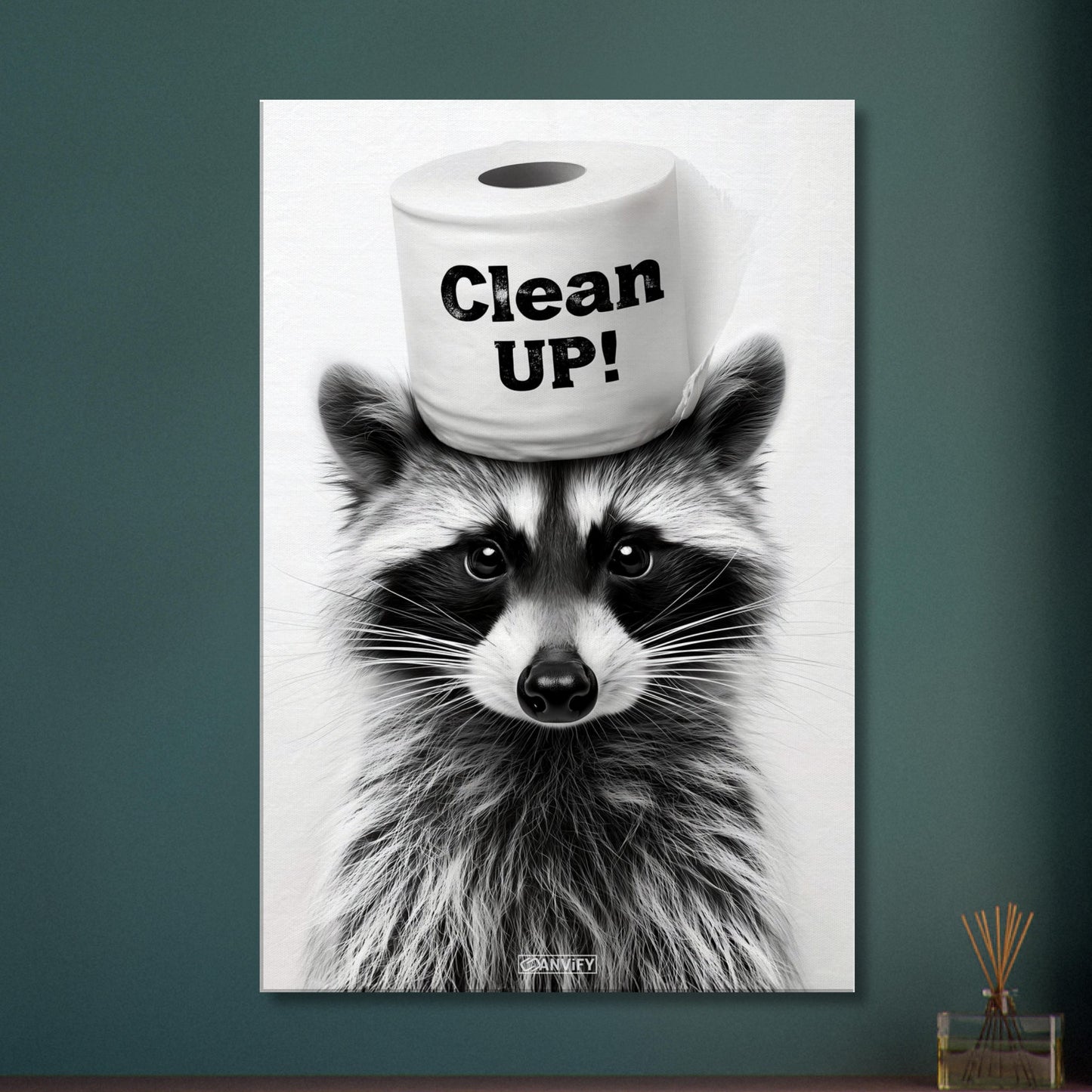 Kleiner Waschbär mit einer Klopapierrolle auf dem Kopf mit dem Spruch "Putzen!" auf einer Leinwand