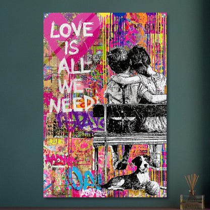 Mädchen und Junge sitzen umarmt auf der Bank im Banksy und Pop Art Stil mit einem Hund und dem Spruch "Love Is All We Need" auf einem Acrylbild