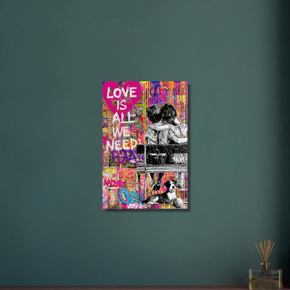 Mädchen und Junge sitzen umarmt auf der Bank im Banksy und Pop Art Stil mit einem Hund und dem Spruch "Love Is All We Need" auf Aluminium