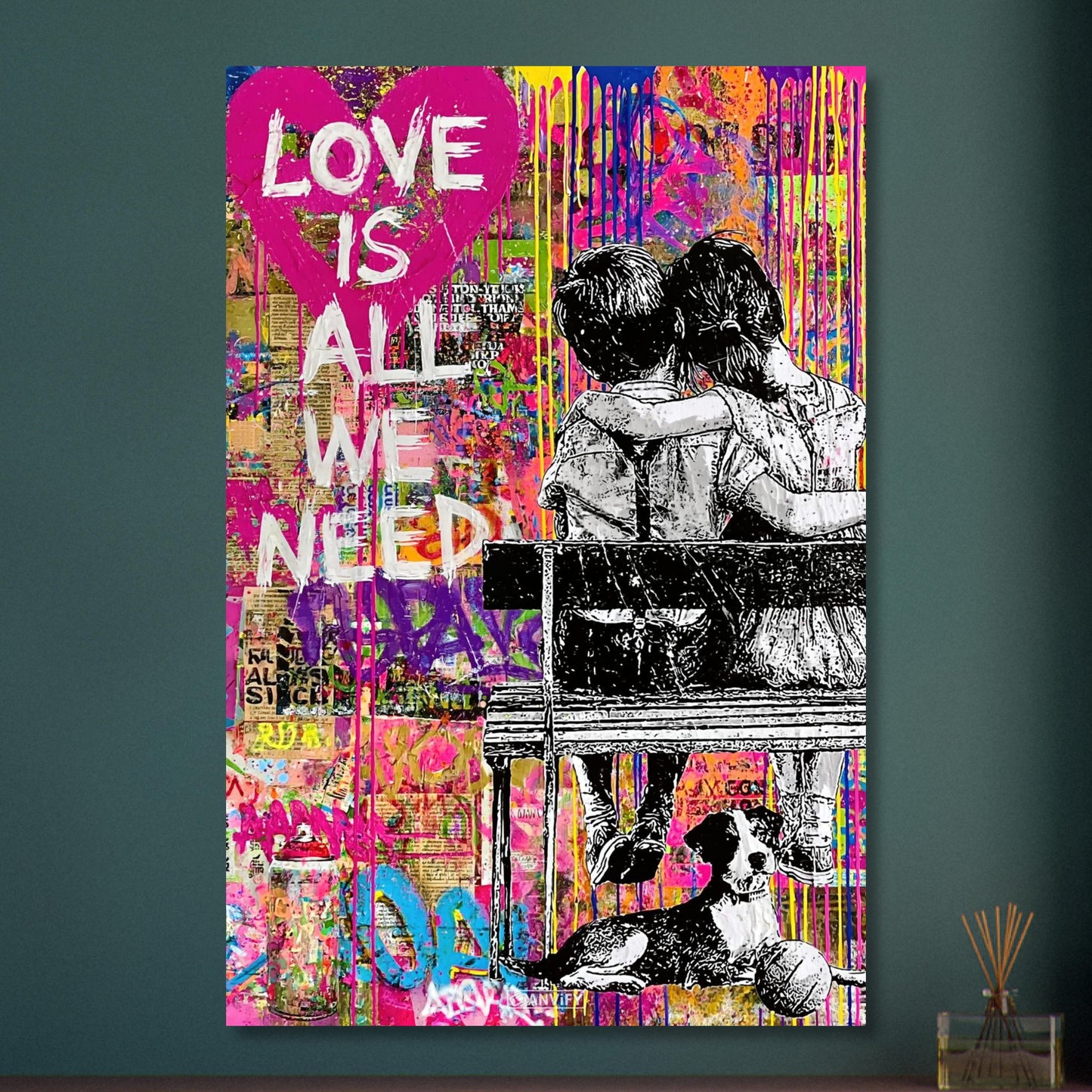 Mädchen und Junge sitzen umarmt auf der Bank im Banksy und Pop Art Stil mit einem Hund und dem Spruch "Love Is All We Need" auf Aluminium