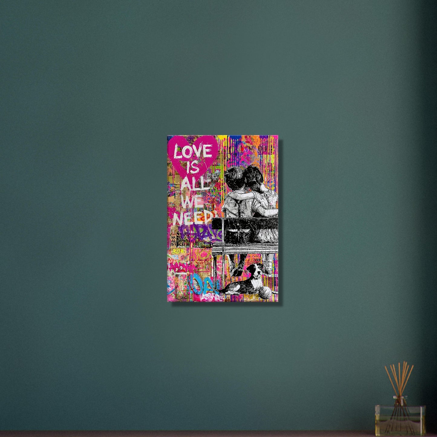 Mädchen und Junge sitzen umarmt auf der Bank im Banksy und Pop Art Stil mit einem Hund und dem Spruch "Love Is All We Need" auf einer Leinwand