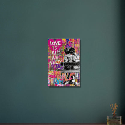 Mädchen und Junge sitzen umarmt auf der Bank im Banksy und Pop Art Stil mit einem Hund und dem Spruch "Love Is All We Need" auf einer Leinwand