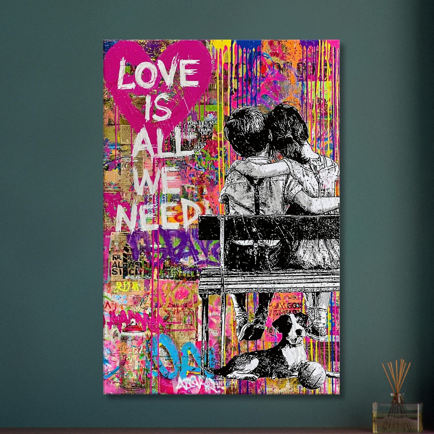 Mädchen und Junge sitzen umarmt auf der Bank im Banksy und Pop Art Stil mit einem Hund und dem Spruch "Love Is All We Need" auf einer Leinwand