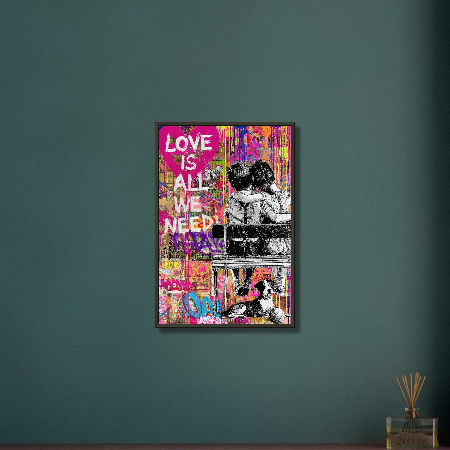 Mädchen und Junge sitzen umarmt auf der Bank im Banksy und Pop Art Stil mit einem Hund und dem Spruch "Love Is All We Need" auf einem Poster im Metallrahmen