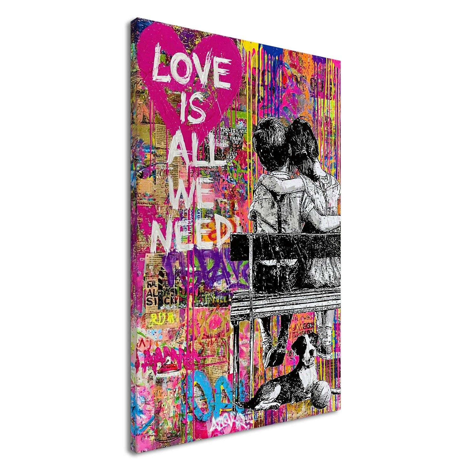 Mädchen und Junge sitzen umarmt auf der Bank im Banksy und Pop Art Stil mit einem Hund und dem Spruch "Love Is All We Need" auf einer Leinwand