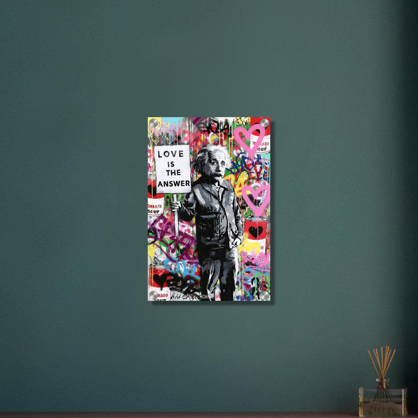 Albert Einstein mit einem Schild in der Hand worauf steht "Liebe ist die Antwort" und buntem Hintergrund im Pop Art Stil auf einem Acrylbild