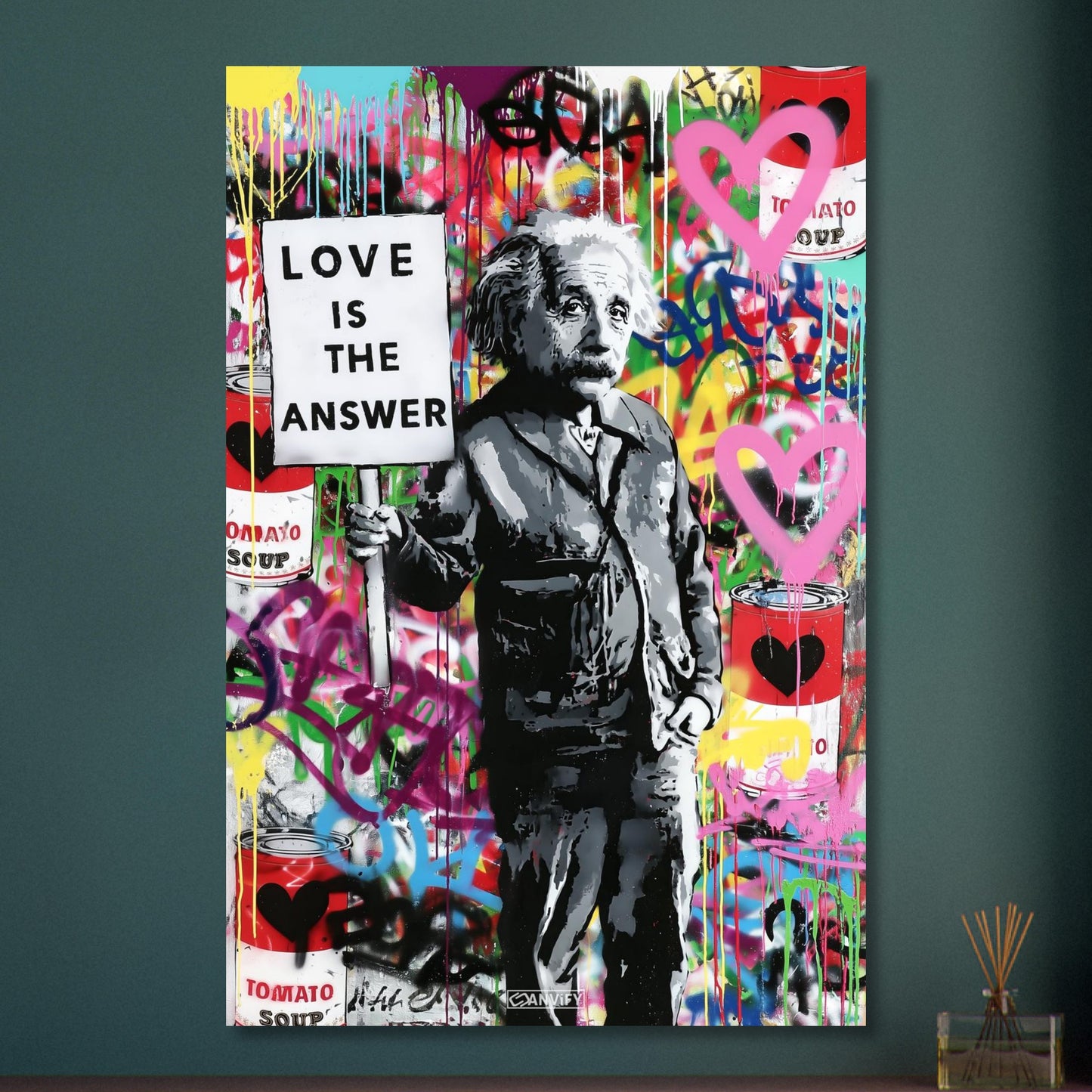 Albert Einstein mit einem Schild in der Hand worauf steht "Liebe ist die Antwort" und buntem Hintergrund im Pop Art Stil auf Aluminium