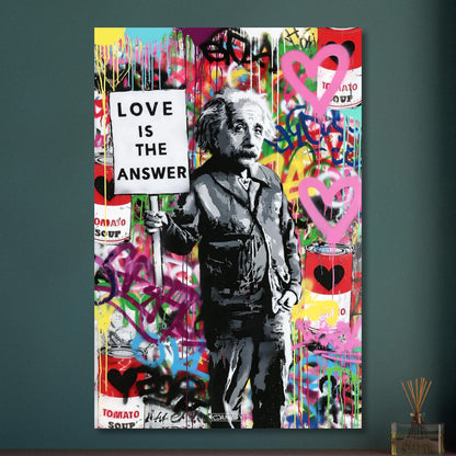 Albert Einstein mit einem Schild in der Hand worauf steht "Liebe ist die Antwort" und buntem Hintergrund im Pop Art Stil auf Aluminium