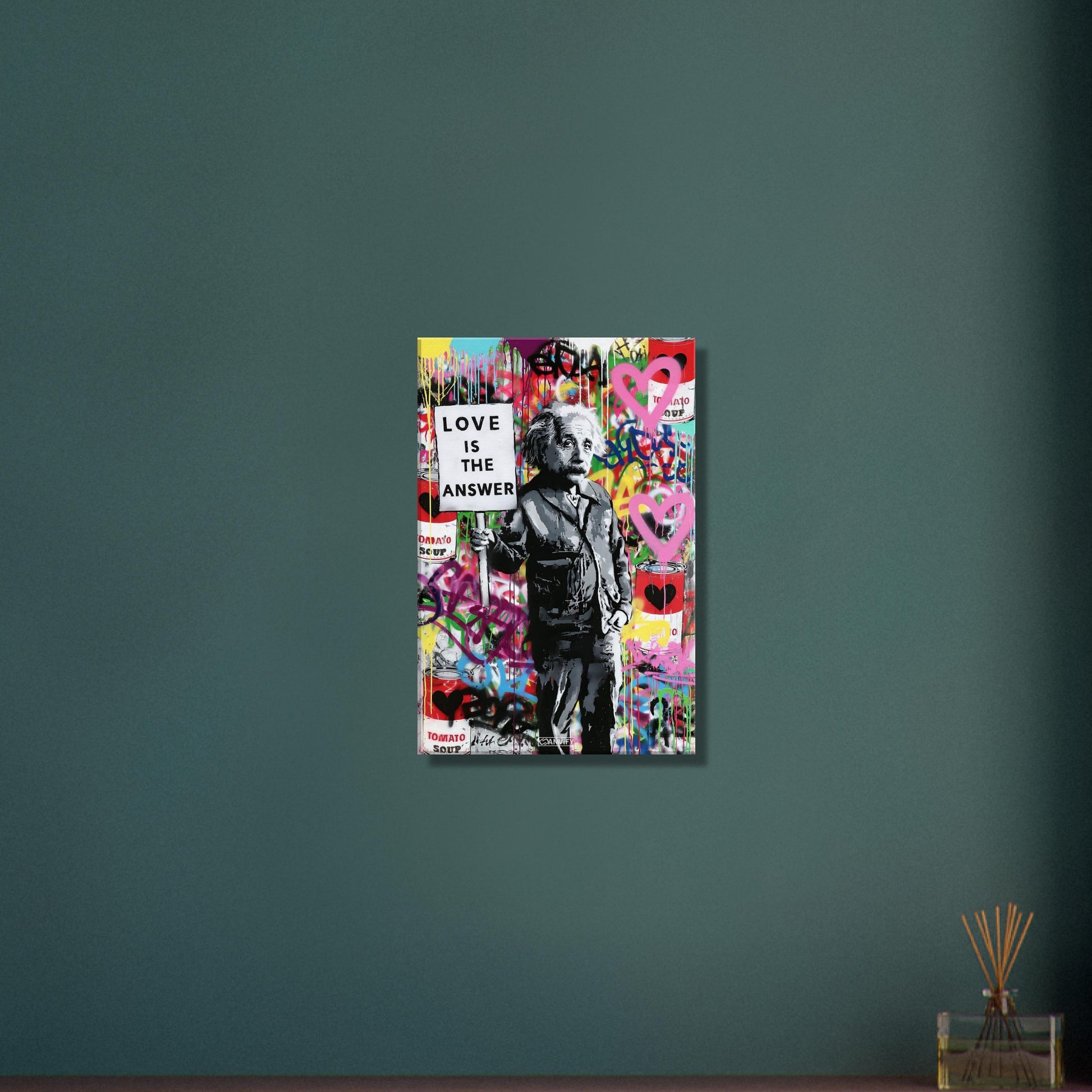 Albert Einstein mit einem Schild in der Hand worauf steht "Liebe ist die Antwort" und buntem Hintergrund im Pop Art Stil auf einer Leinwand