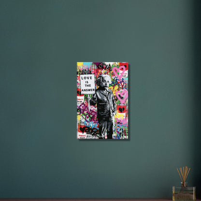 Albert Einstein mit einem Schild in der Hand worauf steht "Liebe ist die Antwort" und buntem Hintergrund im Pop Art Stil auf einer Leinwand