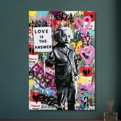Albert Einstein mit einem Schild in der Hand worauf steht "Liebe ist die Antwort" und buntem Hintergrund im Pop Art Stil auf einer Leinwand
