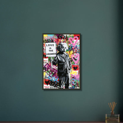 Albert Einstein mit einem Schild in der Hand worauf steht "Liebe ist die Antwort" und buntem Hintergrund im Pop Art Stil auf einem Poster im Metallrahmen