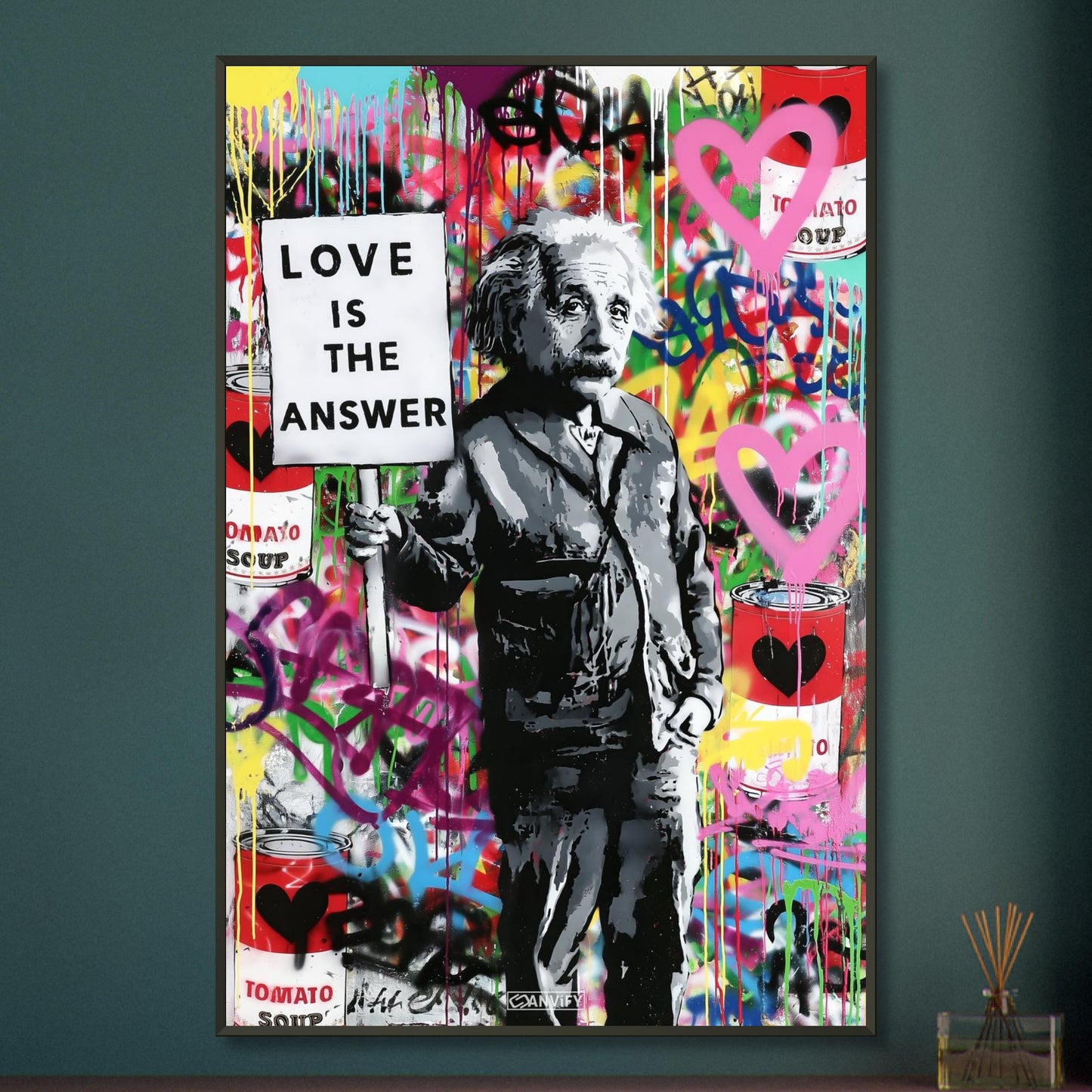 Albert Einstein mit einem Schild in der Hand worauf steht "Liebe ist die Antwort" und buntem Hintergrund im Pop Art Stil auf einem Poster im Metallrahmen