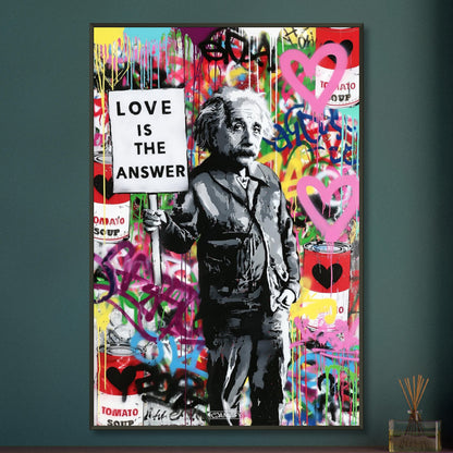 Albert Einstein mit einem Schild in der Hand worauf steht "Liebe ist die Antwort" und buntem Hintergrund im Pop Art Stil auf einem Poster im Metallrahmen