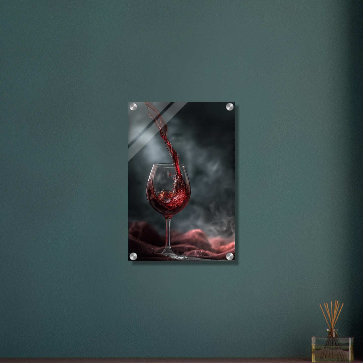 Luxuriöses Rotweinglas mit Studiobeleuchtung auf einem Acrylbild