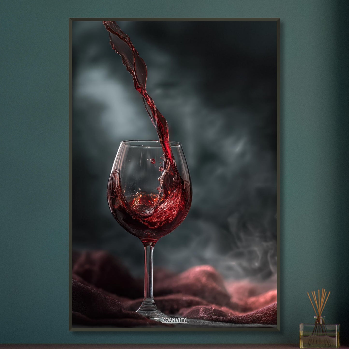 Luxuriöses Rotweinglas mit Studiobeleuchtung auf einem Poster im Metallrahmen
