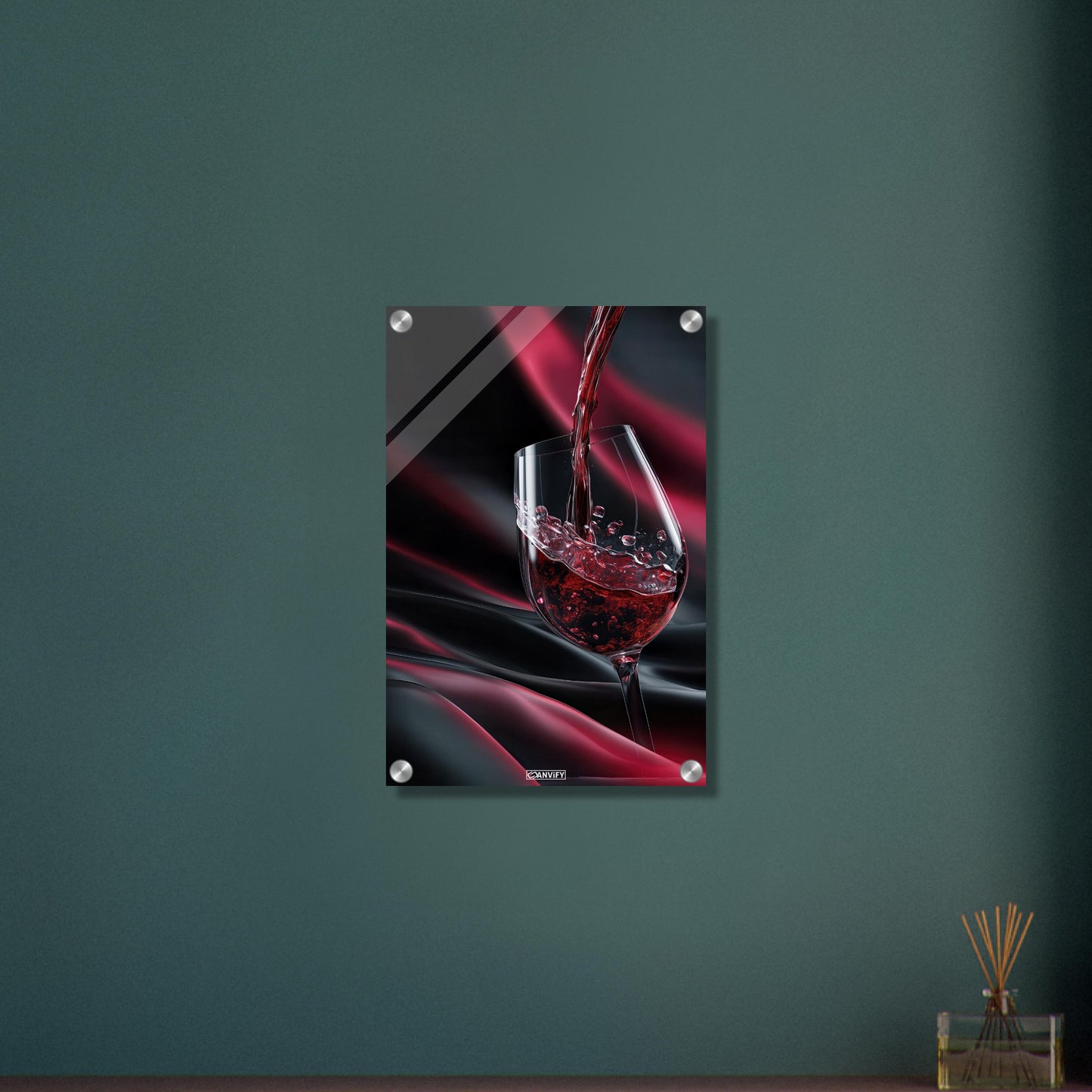 Luxuriöses Rotweinglas auf einem Acrylbild