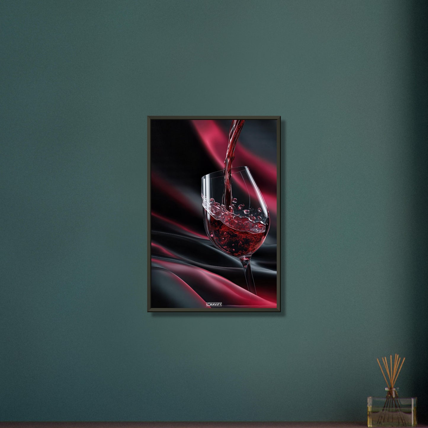 Luxuriöses Rotweinglas auf einem Poster im Metallrahmen