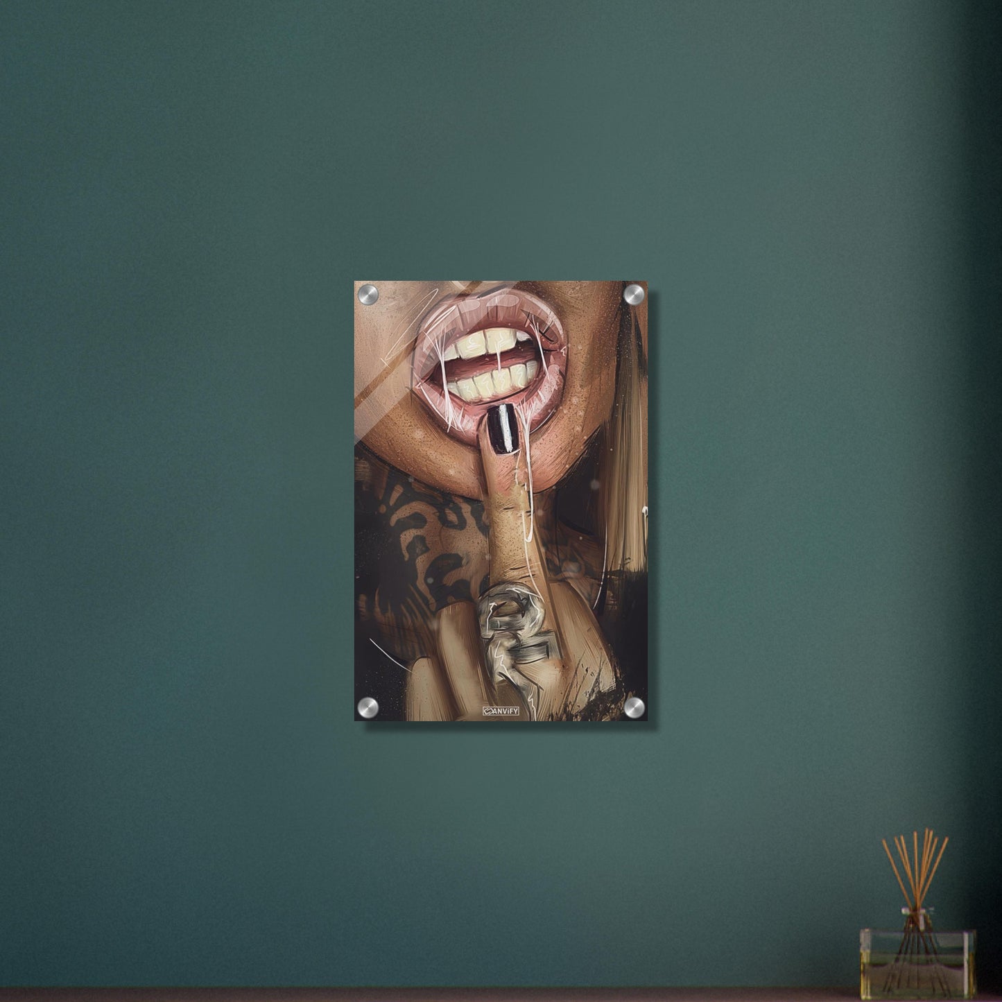 Sexy Lippen und Mittelfinger einer tätowierten Frau auf einem Acrylbild
