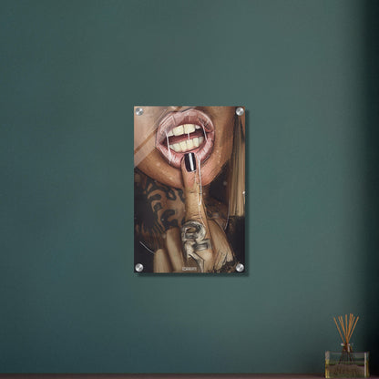 Sexy Lippen und Mittelfinger einer tätowierten Frau auf einem Acrylbild