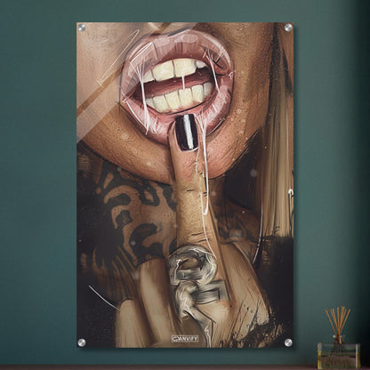 Sexy Lippen und Mittelfinger einer tätowierten Frau auf einem Acrylbild