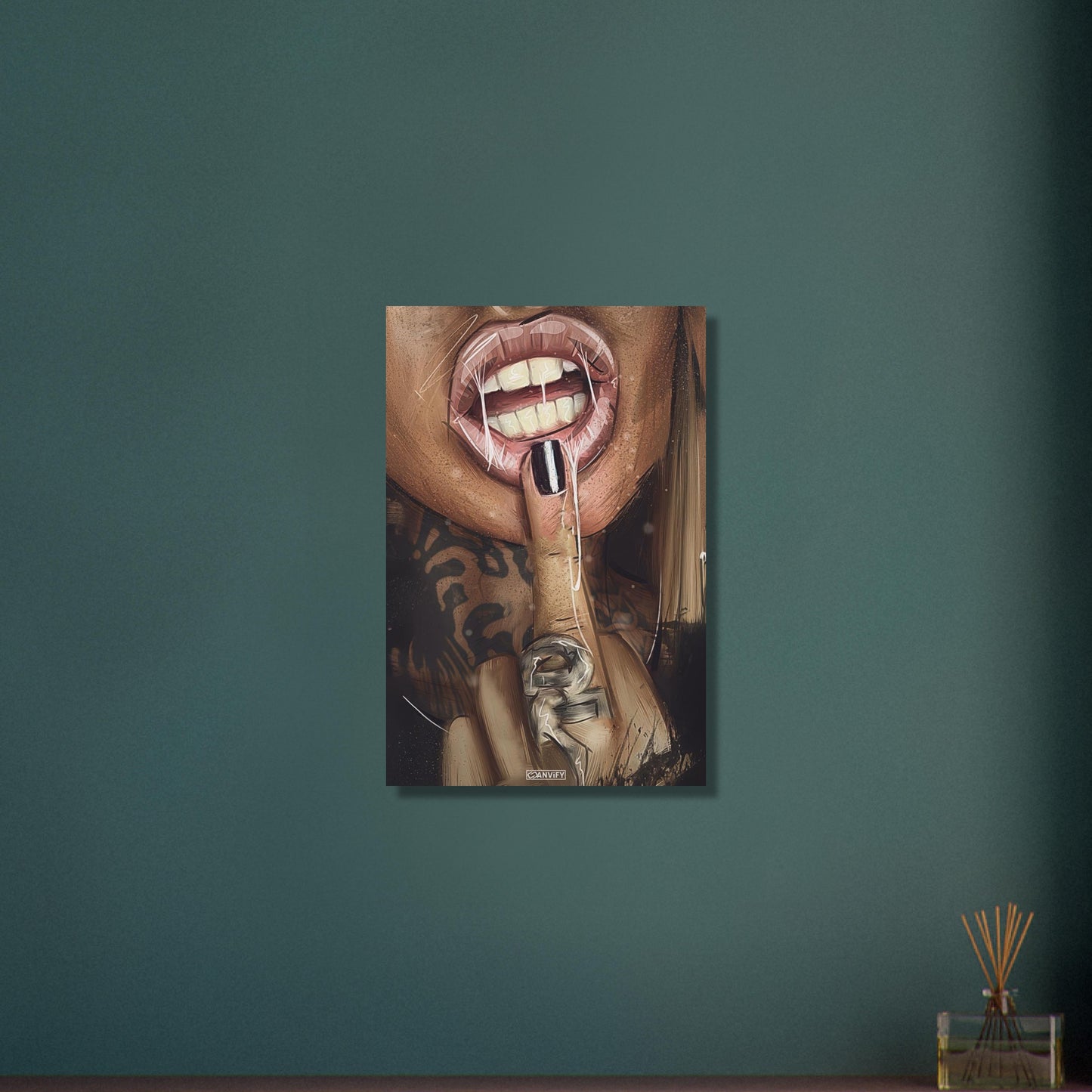 Sexy Lippen und Mittelfinger einer tätowierten Frau auf Aluminium