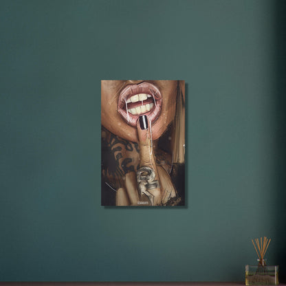 Sexy Lippen und Mittelfinger einer tätowierten Frau auf Aluminium