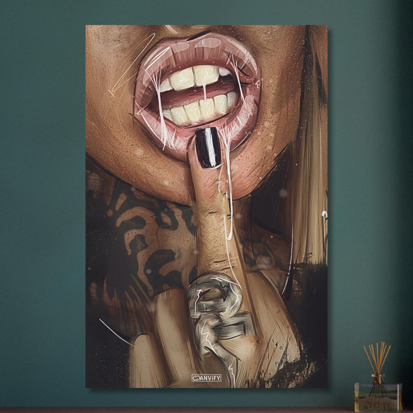 Sexy Lippen und Mittelfinger einer tätowierten Frau auf Aluminium