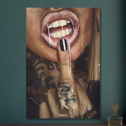 Sexy Lippen und Mittelfinger einer tätowierten Frau auf Aluminium