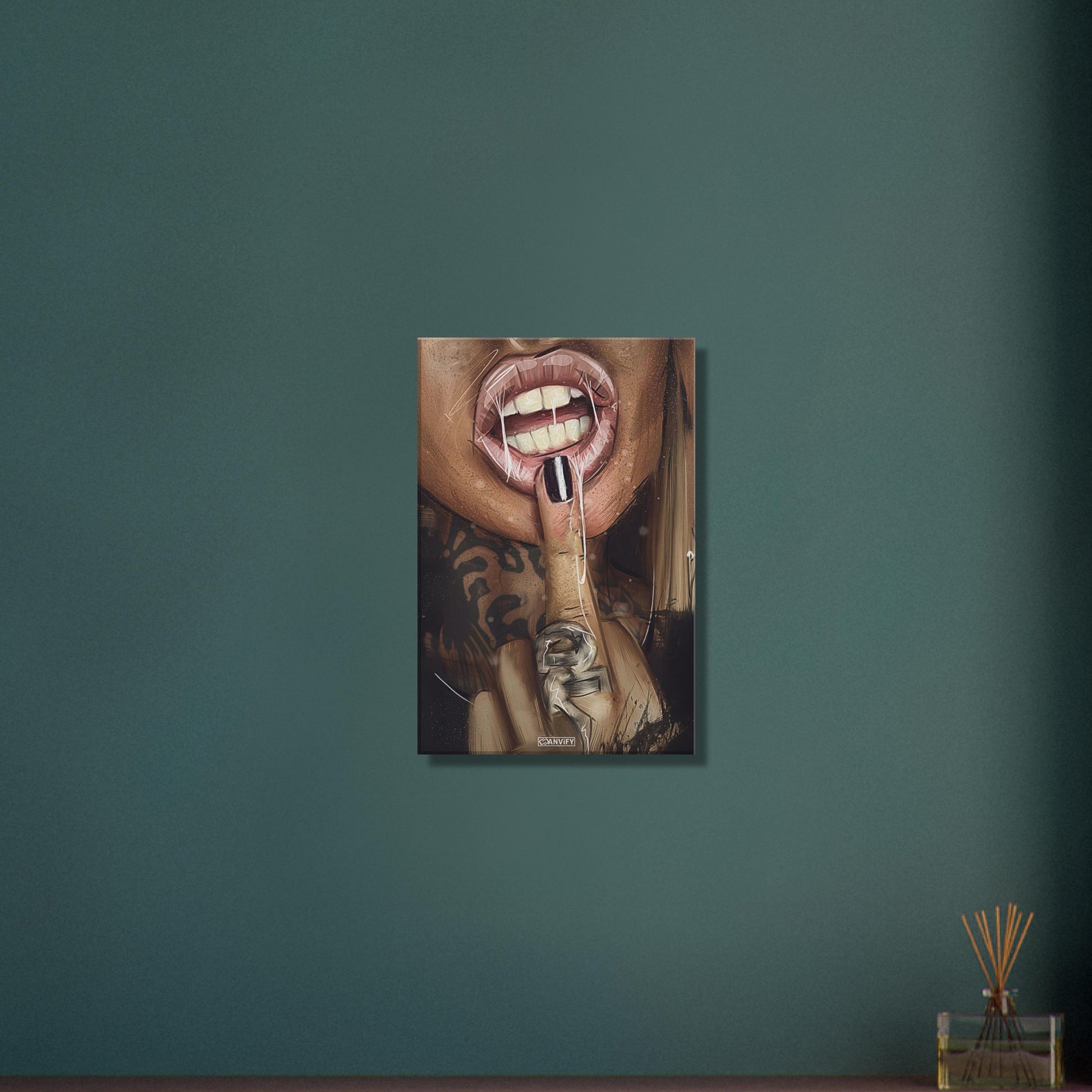 Sexy Lippen und Mittelfinger einer tätowierten Frau auf einer Leinwand