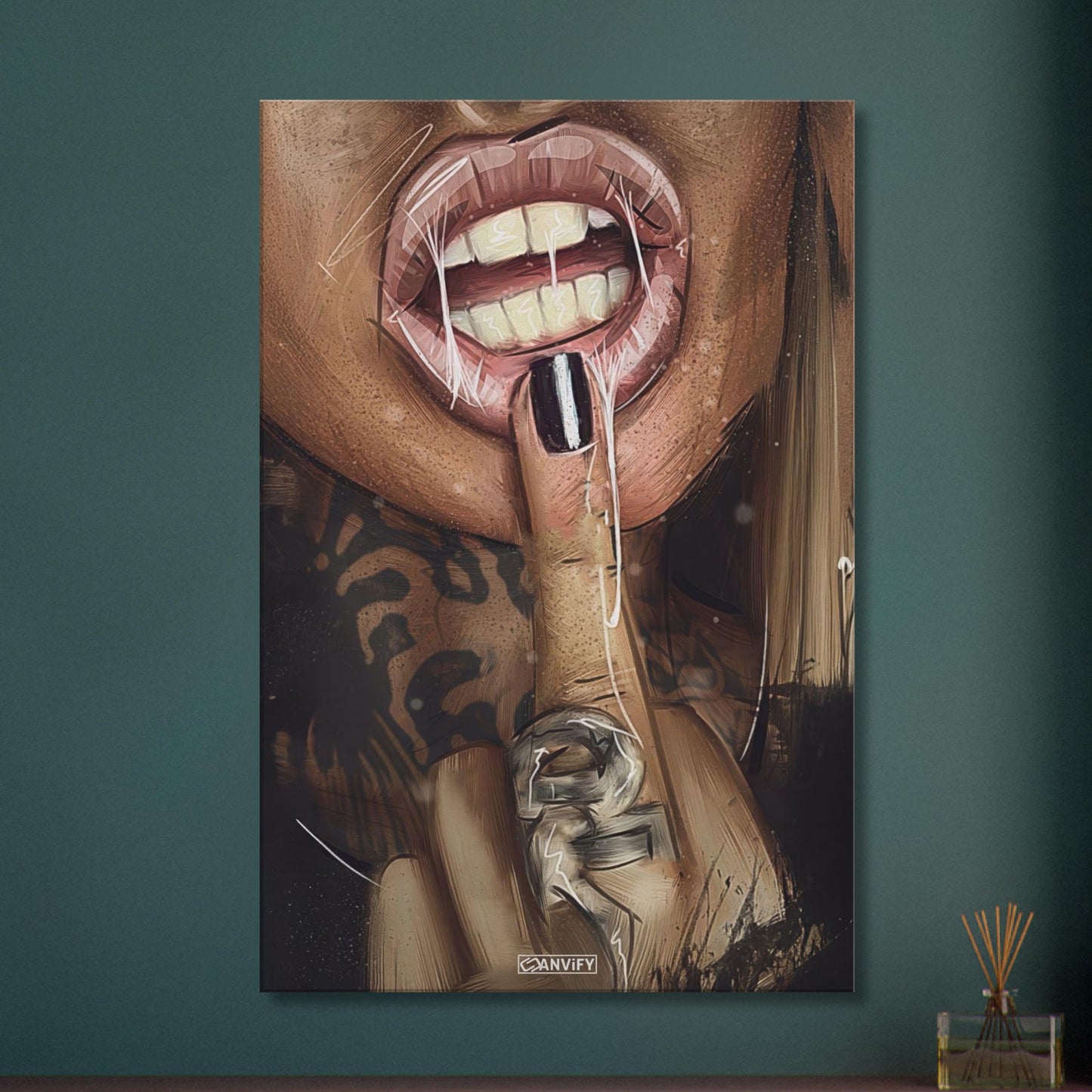 Sexy Lippen und Mittelfinger einer tätowierten Frau auf einer Leinwand
