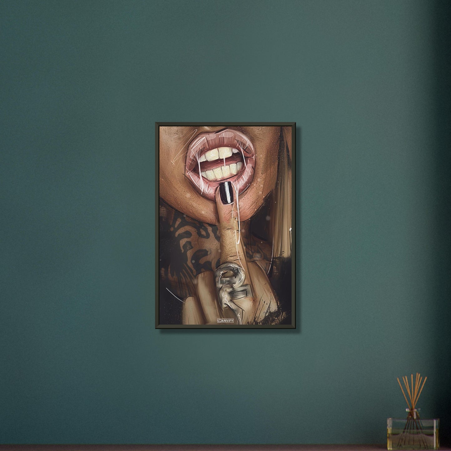 Sexy Lippen und Mittelfinger einer tätowierten Frau auf einem Poster im Metallrahmen